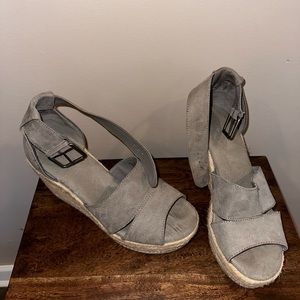 Freshen up your look with these grey wedges size 9.5 by Universal Thread!!